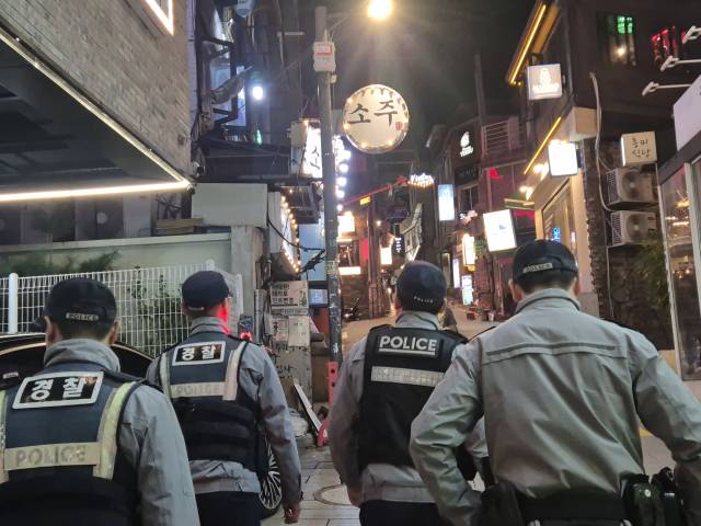 24일 서울경찰청 기동대원들이 서울 용산구 이태원 일대를 순찰하고 있다. 정유나 기자