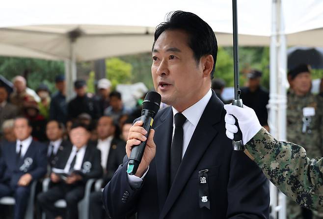 26일 서울 동작구 국립서울현충원 고 박정희 전 대통령 묘역에서 열린 박 전 대통령 서거 46주기 추모식에서 장동혁 국민의힘 대표가 추모사를 하고 있다. ⓒ연합뉴스