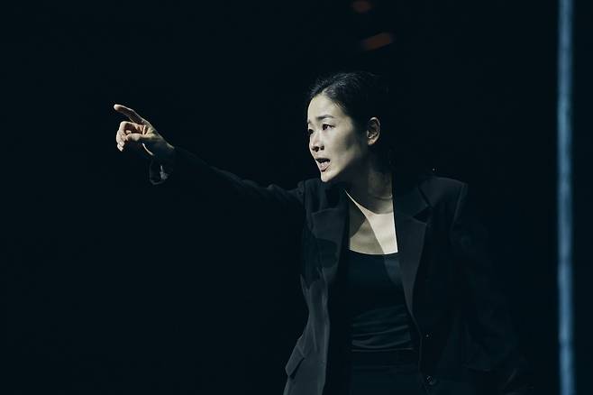 판소리, 팝, 뮤지컬 등 다양한 무대를 거침없이&nbsp;소화해 온 이자람. 요즘은 연극 ‘프리마 파시’에서 홀로 극을 이끌며 새롭지 않지만 여전히 새로워야 할&nbsp;질문을 관객에게&nbsp;던지고 있다.&nbsp;사진제공 ｜ 쇼노트