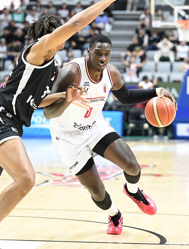 정관장 오브라이언트(오른쪽)가 26일 KT전에서 22점·3리바운드의 활약으로 팀의 92-87 승리를 이끌었다. 정관장은 단독 선두로 올라섰다. KT 힉스의 수비를 뚫고 공격을 시도하는 오브라이언트. 사진제공｜KBL