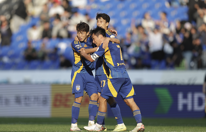 이청용이 26일 대구전에서 동점골을 넣은 뒤 동료들과 포옹하고 있다. 프로축구연맹