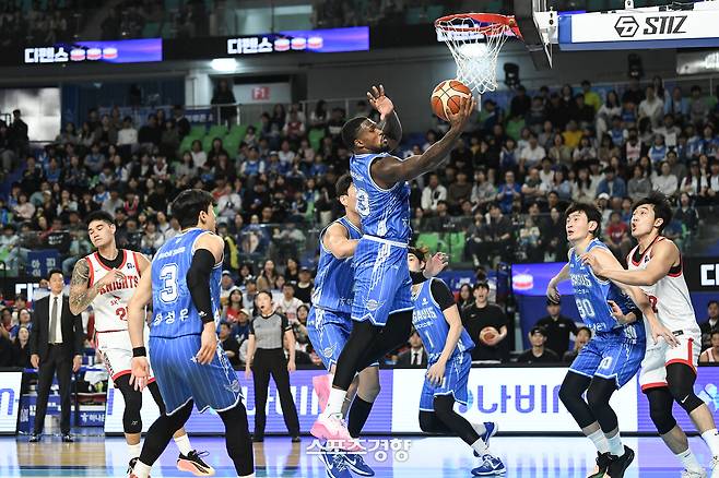 대구 한국가스공사 닉 퍼킨스(가운데)가 26일 대구체육관에서 열린 2025~2026 LG전자 프로농구 서울 SK와 홈경기에서 골밑슛을 시도하고 있다. KBL 제공