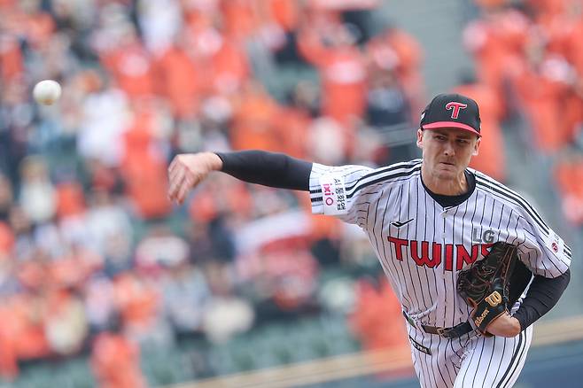 26일 서울 잠실야구장에서 열린 2025 프로야구 KBO리그 포스트시즌 한국시리즈 1차전 한화 이글스와 LG 트윈스의 경기. LG 선발투수 톨허스트가 역투하고 있다. 톨허스트는 6이닝 동안 삼진 7개를 뽑으며 7피안타, 2실점으로 퀄리티스타트(선발 6이닝 이상 3자책점 이하 투구)를 펼치며 승리투수가 됐다. 2025.10.26 연합뉴스