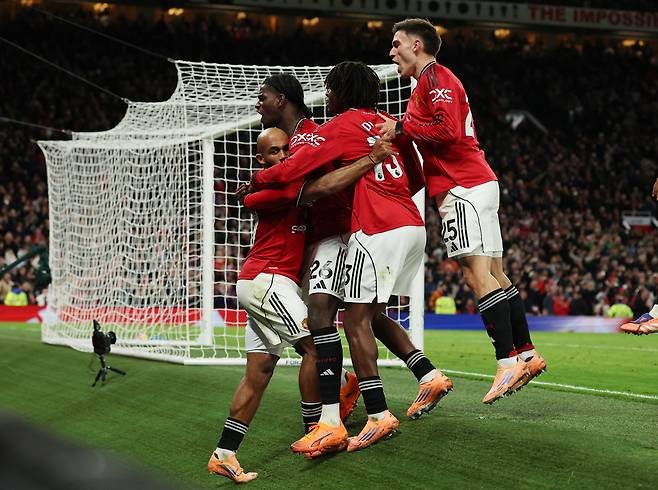 맨유 선수들이 브라이턴전 네 번째 득점을 터트리고 기뻐하고 있다. 로이터연합뉴스