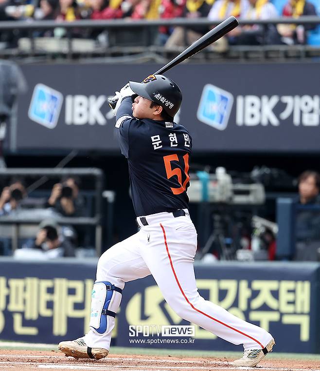 ▲ 문현빈은 이날 두 차례나 좋은 타구를 날려보내고도 외야수에 잡히며 아쉬움을 남겼다 ⓒ곽혜미 기자