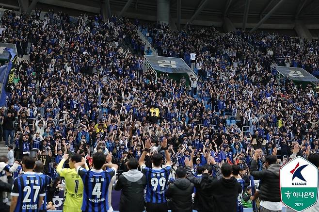 ▲ 26일 인천축구전용경기장에서 인천 유나이티드와 경남FC가 하나은행 K리그2 2025 36라운드를 통해 맞붙었다. 이날 승리시 조기 우승이 가능했던 인천은 제르소와 무고사, 바로우의 연속골을 묶어 3-0으로 이겼다. 지난해 K리그1에서 강등된 후 1년 만에 다시 제자리로 돌아갔다. ⓒ 한국프로축구연맹