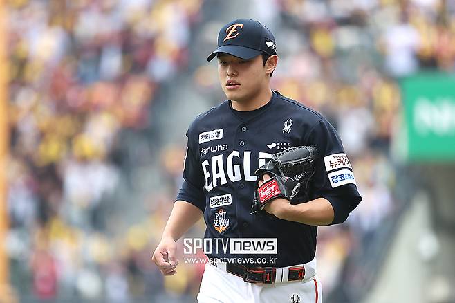 ▲ 1차전 선발 중책을 안고 등판했으나 체력적인 이슈를 남긴 채 패전을 안은 문동주 ⓒ곽혜미 기자