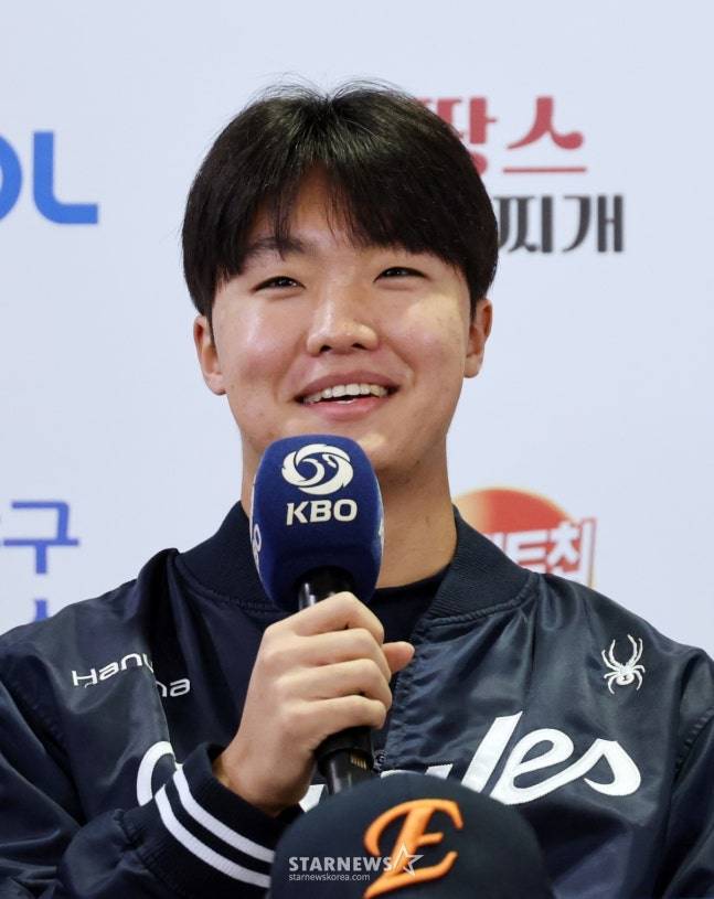 한화 정우주가 25일 서울 잠실야구장에서 열린 2025 KBO 한국시리즈 미디어데이에 참석해 질문에 답하고 있다. /사진=강영조 선임기자