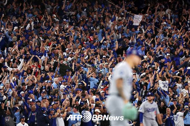 토론토 팬들이 29일(한국 시각) 캐나다 온타리오주에 위치한 로저스 센터에서 펼쳐진 2025 미국 프로야구 메이저리그(MLB) 포스트시즌 월드시리즈(7전 4선승제) 1차전에서 뜨거운 응원전을 펼치고 있다. /AFPBBNews=뉴스1