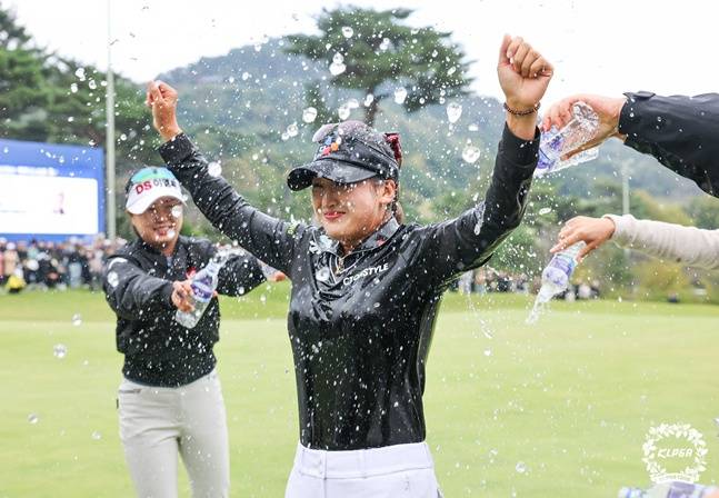 리슈잉(가운데)이 우승 후 선수들에게 축하 물 세례를 받고 있다. /사진=KLPGT 제공