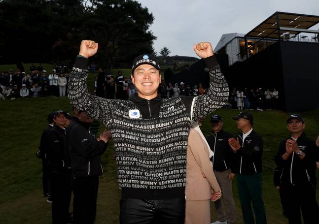 이정환이 우승 후 두 팔을 들고 미소짓고 있다. /사진=KPGA  제공