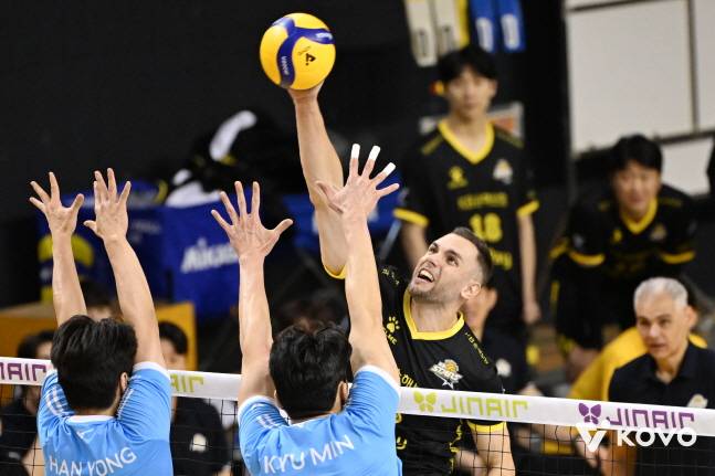 비예나(오른쪽)가 대한항공전 두 명의 블로커 머리 위에서 스파이크를 때리고 있다. /사진=KOVO 제공