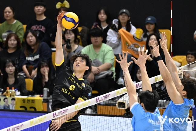 임성진(왼쪽)이 강스파이크를 때리고 있다. /사진=KOVO 제공