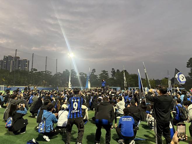 인천 유나이티드 팬들이 26일 구단 클럽하우스를 찾아 팀의 K리그2 우승과 승격을 축하하고 있다. /사진=인천 유나이티드 제공