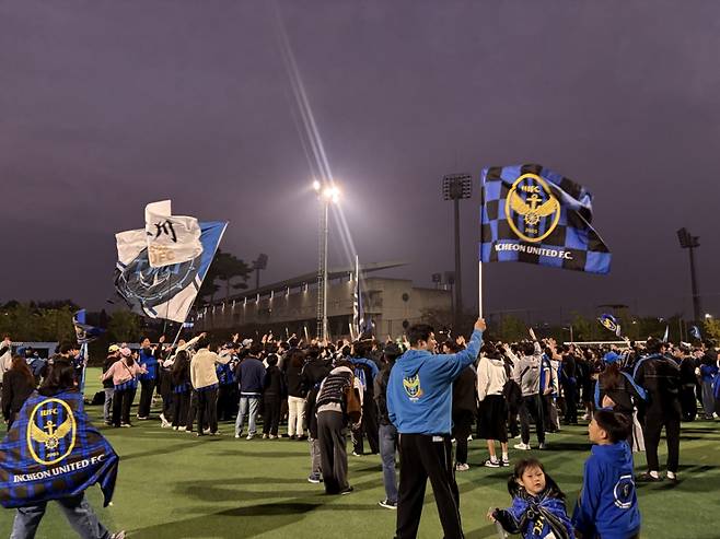 인천 유나이티드 팬들이 26일 구단 클럽하우스를 찾아 팀의 K리그2 우승과 승격을 축하하고 있다. /사진=인천 유나이티드 제공