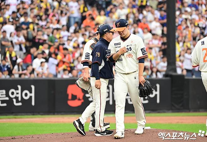 LG 트윈스와 한화 이글스는 오는 26일 서울 잠실야구장에서 2025 신한 SOL Bank KBO 한국시리즈 1차전을 치른다. 25일 미디어데이에서 LG는 외국인 투수 앤더스 톨허스트를, 한화는 문동주를 1차전 선발투수로 예고했다. 문동주는 정규시즌 마지막 등판이었던 9월 27일 대전 LG전에서 ⅔이닝 8피안타(1피홈런) 1탈삼진 6실점으로 난타당하며 패전투수가 됐다. 시즌 상대 평균자책점도 7.04에 달한다. LG로서는 1, 2차전에서 폰세와 와이스를 만나지 않는 것 이상으로 긍정적인 상황이 만들어졌다. 엑스포츠뉴스 DB