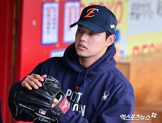 LG 트윈스와 한화 이글스는 오는 26일 서울 잠실야구장에서 2025 신한 SOL Bank KBO 한국시리즈 1차전을 치른다. 25일 미디어데이에서 LG는 외국인 투수 앤더스 톨허스트를, 한화는 문동주를 1차전 선발투수로 예고했다. 문동주는 정규시즌 마지막 등판이었던 9월 27일 대전 LG전에서 ⅔이닝 8피안타(1피홈런) 1탈삼진 6실점으로 난타당하며 패전투수가 됐다. 시즌 상대 평균자책점도 7.04에 달한다. LG로서는 1, 2차전에서 폰세와 와이스를 만나지 않는 것 이상으로 긍정적인 상황이 만들어졌다. 엑스포츠뉴스 DB