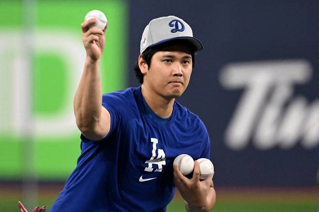 데이브 로버츠 LA 다저스 감독이 26일 캐나다 온타리오주 토론토의 로저스센터에서 열린 2025 미국 메이저리그(MLB) 토론토 블루제이스와의 월드시리즈(WS) 2차전을 앞두고 28~29일&nbsp;진행되는 WS 3~4차전 선발투수를 공개했다. 오타니 쇼헤이는 4차전 선발투수로 나선다. Imagn Images 연합뉴스