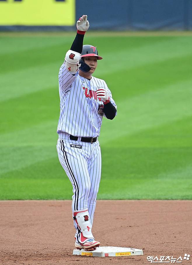 26일 오후 서울 송파구 잠실야구장에서 열린 '2025 신한 SOL Bank KBO 한국시리즈' 한화 이글스와 LG 트윈스의 1차전 경기, 1회말 2사 3루 LG 문보경이 1타점 적시 2루타를 때려낸 뒤 세리머니를 하고 있다. 잠실, 박지영 기자