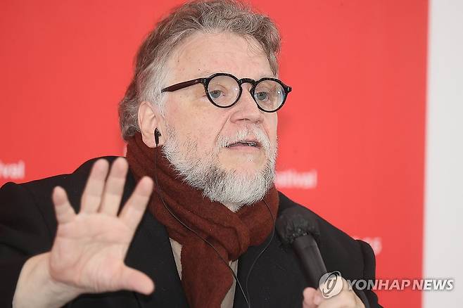 부산국제영화제 '프랑켄슈타인' 기자회견  기예르모 델 토로 감독이 9월 19일 부산 해운대구 우동 영화의전당에서 열린 제30회 부산국제영화제 '프랑켄슈타인' 기자회견에서 인사말을 하고 있다. 2025.9.19 [연합뉴스 자료사진]