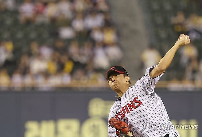 LG 선발 송승기 (서울=연합뉴스) 신준희 기자 = 30일 잠실야구장에서 열린 프로야구 LG와 두산의 경기. 
    LG 선발 송승기가 역투하고 있다. 2025.9.30 hama@yna.co.kr