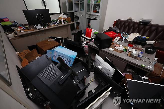 캄보디아 태자단지에 방치된 컴퓨터와 모니터들 [연합뉴스 자료사진]