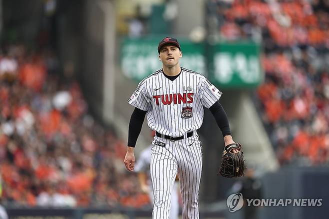 내가 톨허스트 (서울=연합뉴스) 윤동진 기자 = 26일 서울 잠실야구장에서 열린 2025 프로야구 한국시리즈 한화 이글스 대 LG 트윈스 1차전 경기. 4회 초까지 무실점으로 호투한 LG 선발투수 톨허스트가 더그아웃으로 향하고 있다. 2025.10.26 mon@yna.co.kr