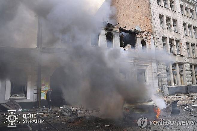 Russia Ukraine War 지난 22일(현지시간) 러시아의 드론 공격을 받은 우크라이나 하르키우의 한 유치원에서 연기가 피어오르고 있다. 우크라이나 국가비상사태국 제공 사진.[AP=연합뉴스. 재판매 및 DB 금지]