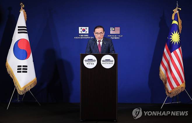 아세안 정상회의 관련 브리핑하는 위성락 안보실장 (쿠알라룸푸르=연합뉴스) 김도훈 기자 = 위성락 국가안보실장이 26일 말레이시아 쿠알라룸푸르의 한 호텔에 마련된 한국 기자단 프레스센터에서 아세안 정상회의 관련 브리핑을 하고 있다. 2025.10.26 superdoo82@yna.co.kr