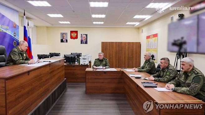 러시아군 사령관들과 회의하는 블라디미르 푸틴 러시아 대통령 [타스/크렘린궁 연합뉴스. 재판매 및 DB 금지]