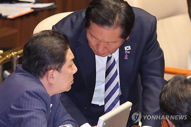 김병기 원내대표와 대화하는 정청래 대표 (서울=연합뉴스) 김주성 기자 = 더불어민주당 정청래 대표와 김병기 원내대표가 26일 국회 본회의에서 대화하고 있다. 2025.10.26 utzza@yna.co.kr