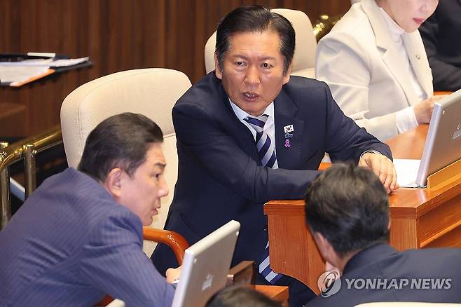 대화하는 민주당 지도부 (서울=연합뉴스) 김주성 기자 = 더불어민주당 정청래 대표와 김병기 원내대표, 문진석 원내운영수석부대표가 26일 국회 본회의에서 대화를 나누고 있다. 2025.10.26 utzza@yna.co.kr