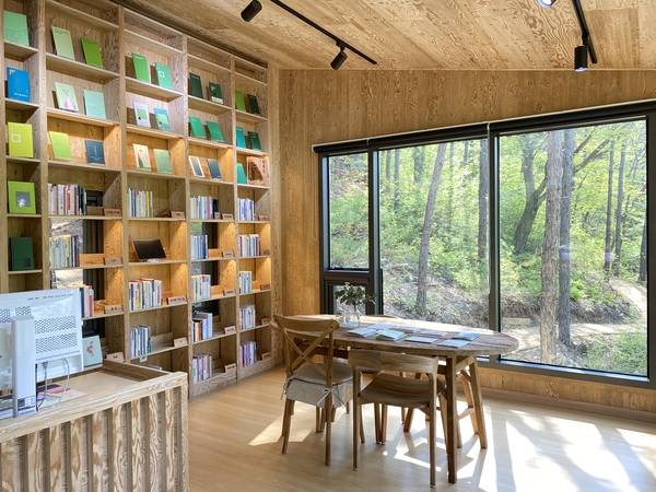 전주 ‘학산숲속시집도서관’ 내부 전경. /비짓전주  제공