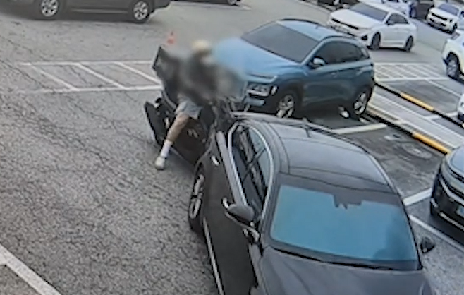 ▲ 지난 6월 남양주시 진건오남로 세계로 식자재마트 오남점 주차장에서 K7 승용차가 이륜차 뒷부분을 고의로 들이받는 장면./경기북부경찰청 영상 캡처