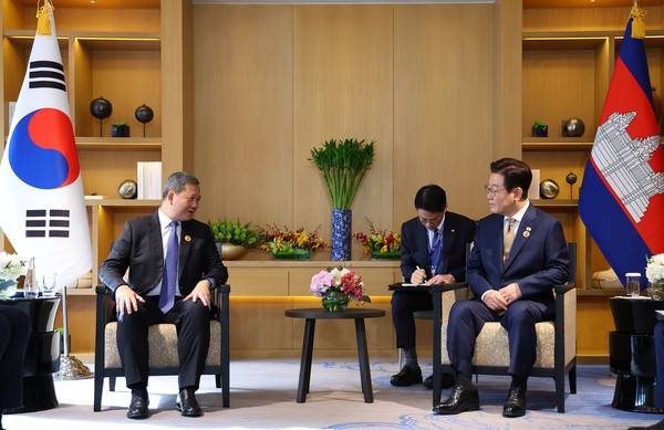 이재명 대통령과 훈 마네트&nbsp;캄보디아&nbsp;총리가 27일 말레이시아 쿠알라룸푸르 한 호텔에서 정상회담을 하고 있다. 2025.10.27 [사진=연합뉴스]