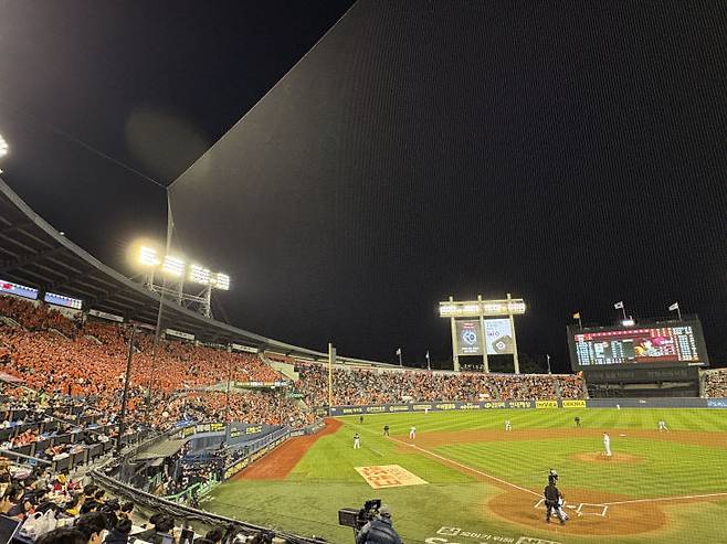 27일 서울 잠실야구장 열린 2025 KBO 프로야구 포스트시즌 한국시리즈 2차전 LG 트윈스와 한화 이글스의 경기를 관람하며 한화의 팬들이 응원전을 펼치고 있다.(사진=심효준 기자)