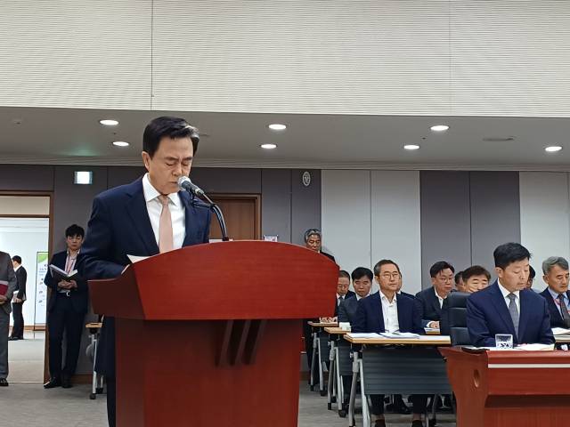 김태흠 충남지사가 27일 충남도에 대한 국정감사에 앞서 증인선서를 하고 있다. 사진-=권혁조 기자.