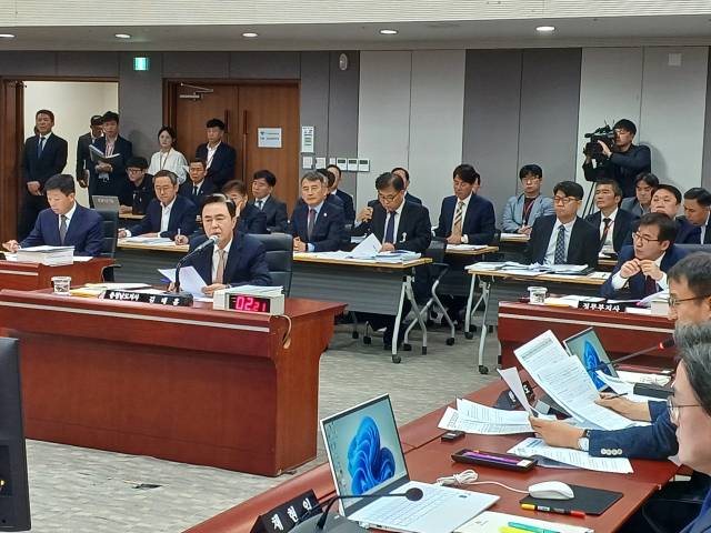 김태흠 충남지사는 27일 충남도청 대회의실에서 열린 '2025 국회 행정안전위원회 국정감사'에서 답변하고 있다. 사진=권혁조 기자.