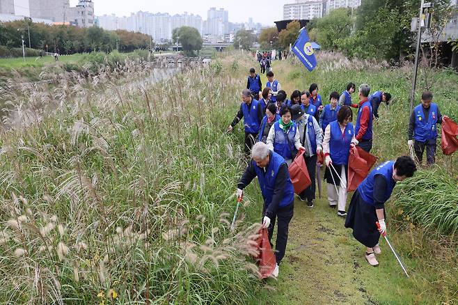 한국부인회 광주시지부 회원들이 광주천 산책로에서 쓰레기를 줍고 있다. 김양배 기자