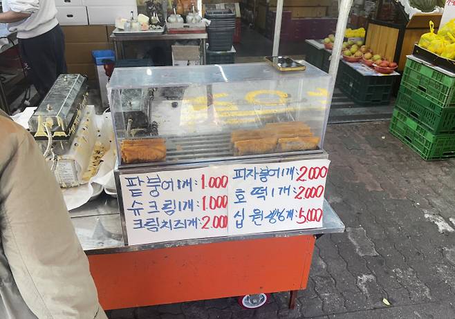 대표 서민 간식 붕어빵 가격이 1개 1천원을 넘나들며 '금(金)붕어빵'이 됐다. 재료비 폭등과 불법 노점상 신고 강화 속에서 시민과 상인 모두 울상짓는 실정이다. 사진은 27일 광주 서구 풍암동 내 한 붕어빵 노점. /임지섭 기자 ljs@namdonews.com