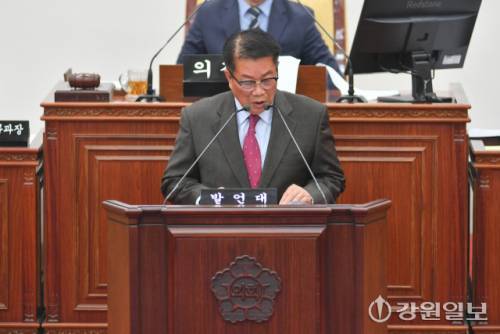 ◇조웅희 화천군의회 부의장이 27일 제292회 정례회에서 자유발언을 통해 강원특별자치도 신청사 배후도시 최적의 대안은 화천이라고 강조했다. 화천=장기영기자