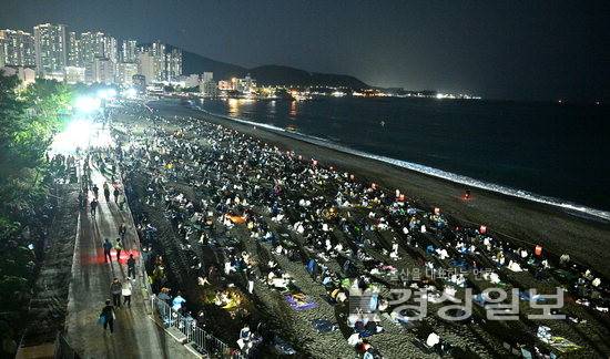 ▲ 2025 울산불꽃축제가 열린 26일 울산시 북구 강동몽돌해변을 가득 메운 시민들이 불꽃쇼를 기다리고 있다.