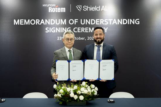 이정엽(왼쪽) 현대로템 부사장과 마이크 한린 쉴드AI 글로벌 전략 및 사업개발 총괄이 '국방 AI 기반 다목적 드론 운용 기술 개발을 위한 업무협약'을 체결한 후 기념사진을 찍고 있다.