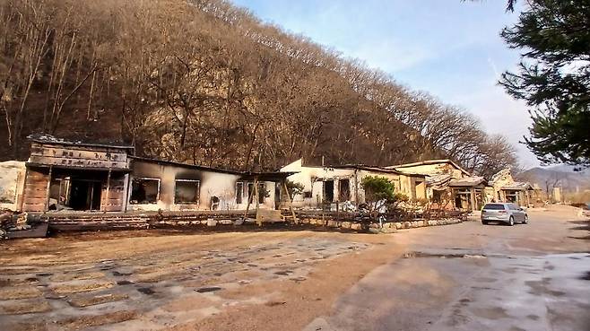 지난 3월 대형산불로 전부 소실된 청송한지 마을 /김종철기자