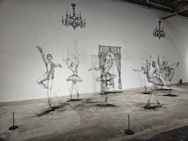 책 속의 장면을 현실로 가져온 듯한 윤민섭 작가의 입체 작품들. 김효정 기자