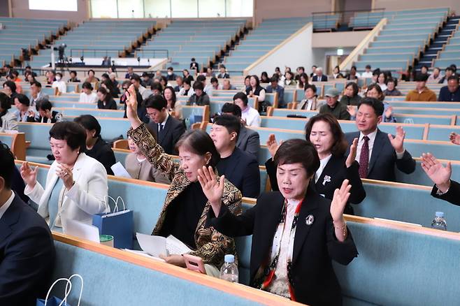 ▲ 포항마마클럽이 25일 기쁨의교회에서 발대식을 했다. 합심기도하는 모습.