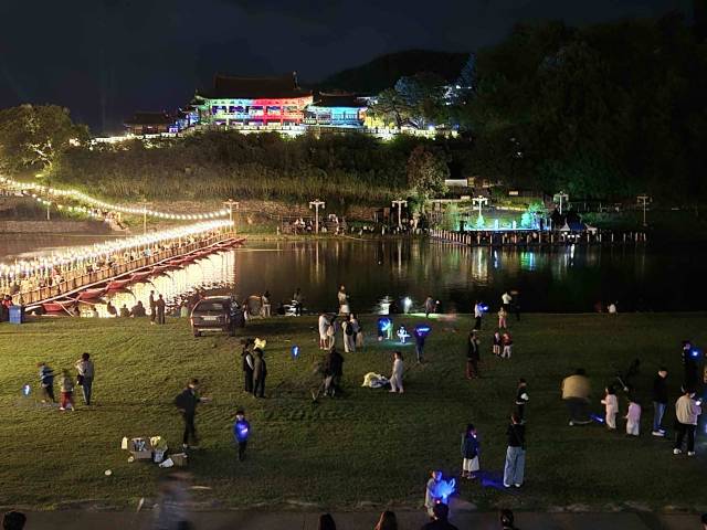 영남루 앞 밀양강변에서 관광객들이 가을 정취를 만끽하고 있다./밀양시/