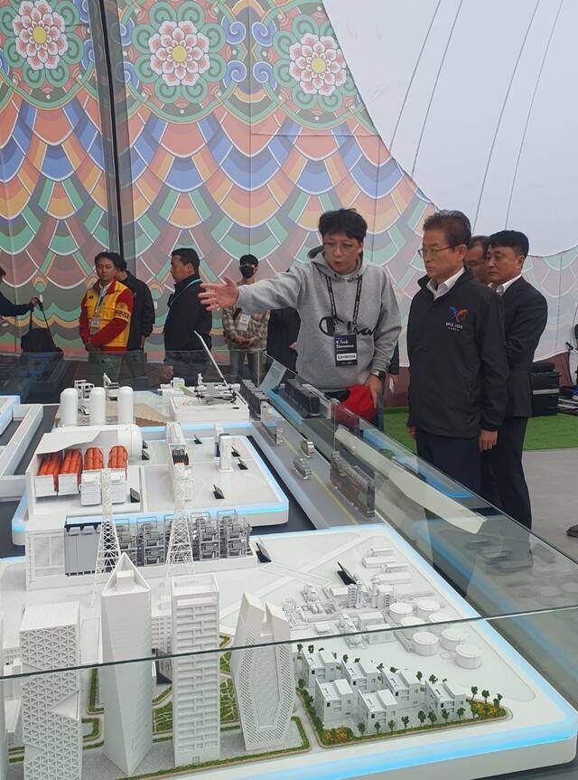 이철우 경북도지사가 2025 APEC KOREA 주간 첫날인 27일 경주엑스포공원에 조성된 K-테크 쇼케이스 대기업관을 둘러보고 있다. 경북도 제공