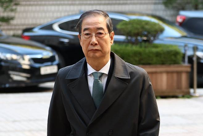 내란 우두머리 방조 혐의를 받는 한덕수 전 국무총리가 27일 서초구 서울중앙지방법원에서 열린 내란 우두머리 방조 및 위증 등 혐의 사건 재판에 출석하고 있다. (사진=연합뉴스)