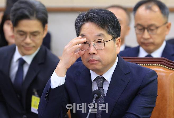 노만석 검찰총장 직무대행이 27일 오전 서울 여의도 국회에서 열린 법제사법위원회의 대검찰청에 대한 국정감사에 출석, 안경을 만지고 있다. (사진=노진환 기자)